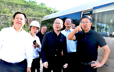 宜賓市南溪區(qū)委書記、南溪經(jīng)開區(qū)黨工委書記劉剛率隊調(diào)研遠東宜賓智能產(chǎn)業(yè)園